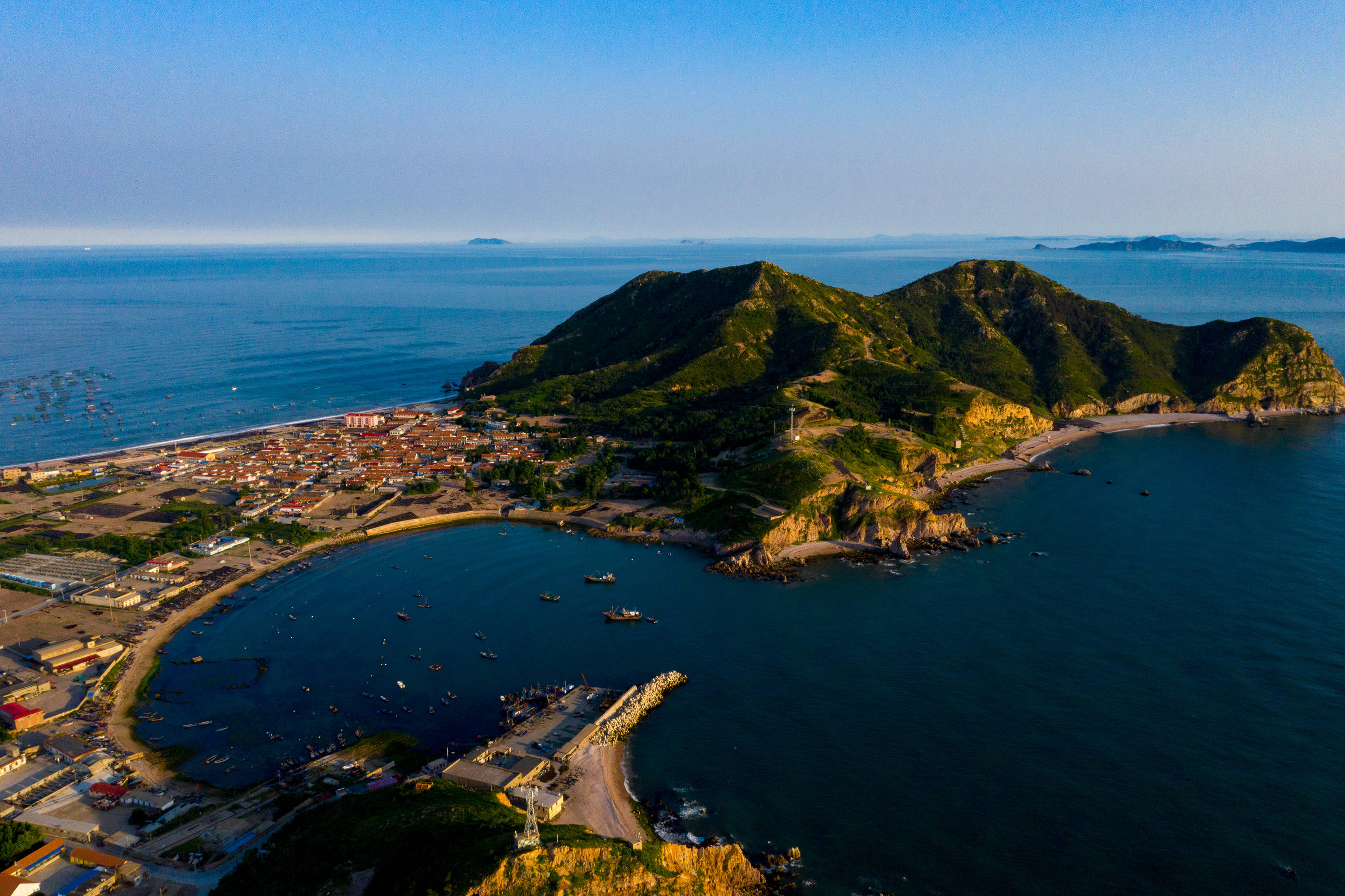 大钦岛远离陆地,在苍茫的蓝色大海上,犹如一颗闪烁的珍珠,夏日的阳光