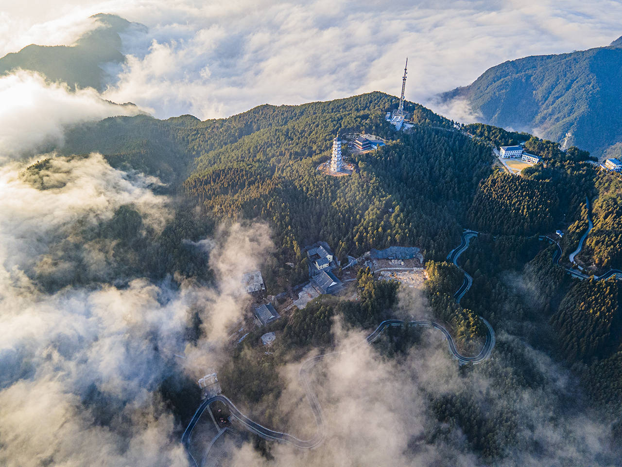 冬游江西，在明月山云海之上滑雪，泡摄生硒温泉水脉温泉