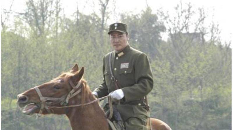 营长欲娶一校花，富豪父亲说：非团长不嫁！后来他当了军长