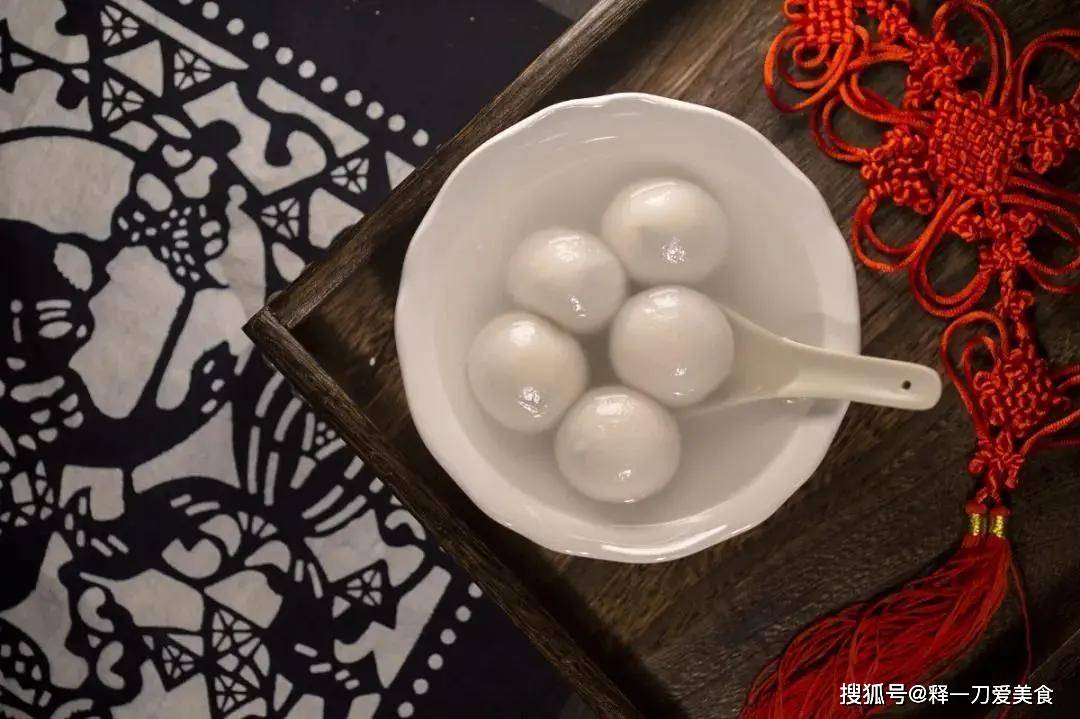 布季吃汤圆，祝我们元宵节欢乐！