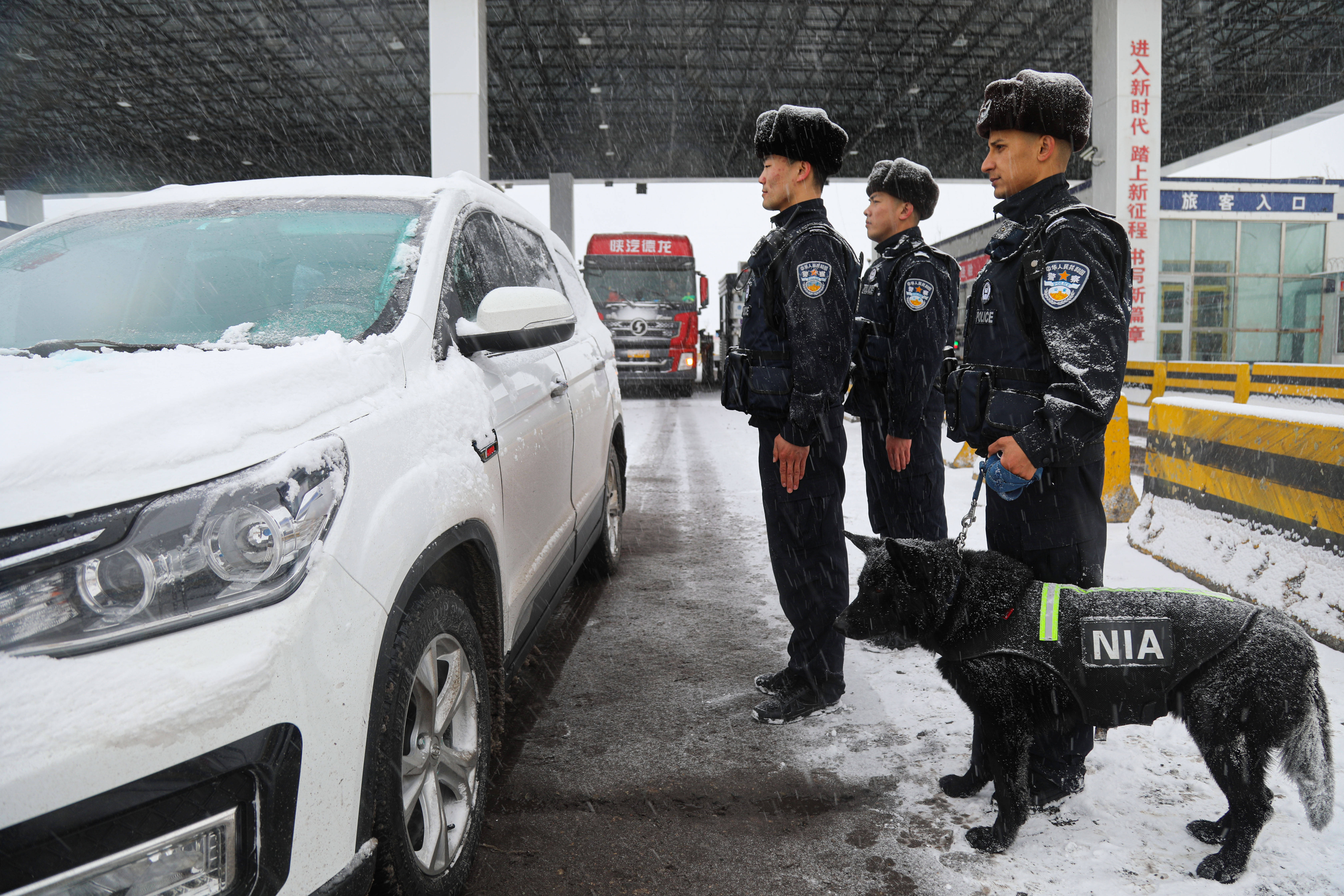 新疆阿勒泰：四月雪“警”执勤保不变