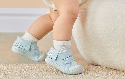 婴儿何时可以穿鞋？解密宝宝的足部保护计划！