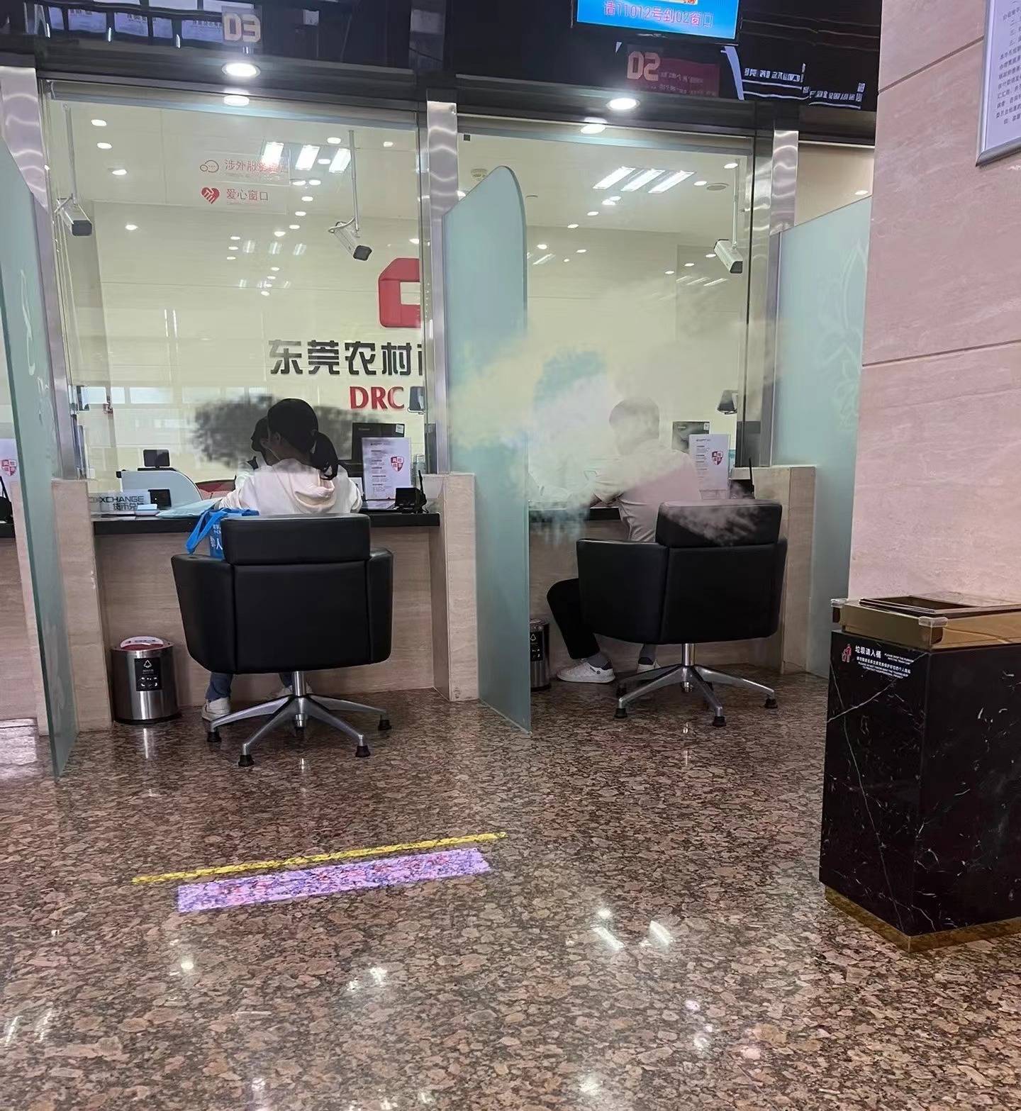 "东莞农商行规定无工作证明者仅能办理存折，引发争议"！