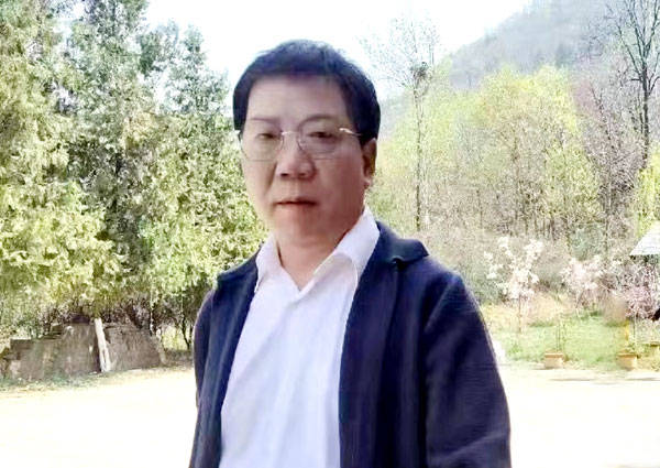 画家何宏升