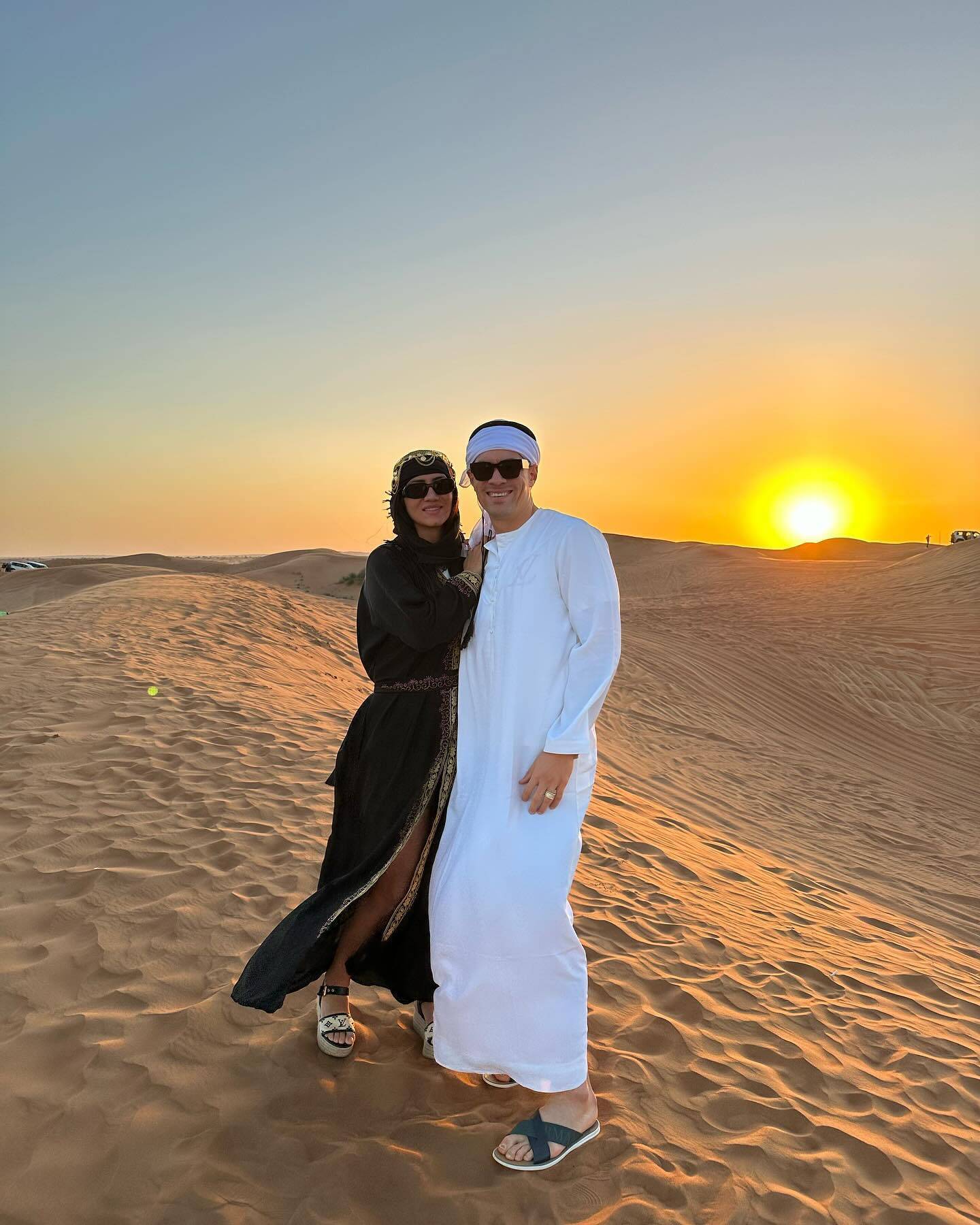 享受生活！莫伊塞斯与家人迪拜度假 穿阿拉伯服饰玩鹰(图)