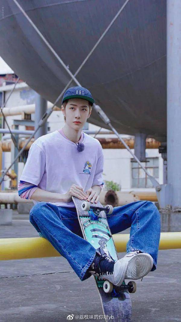 王一博穿球鞋上热搜!最节俭的明星鞋头!网友:你也太会