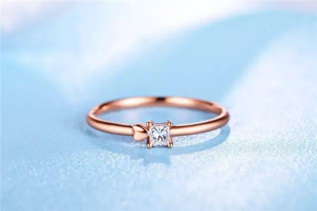 哪里买金戒指性价比高 f14d04f2395a40778ac64fe0431ee966.jpeg