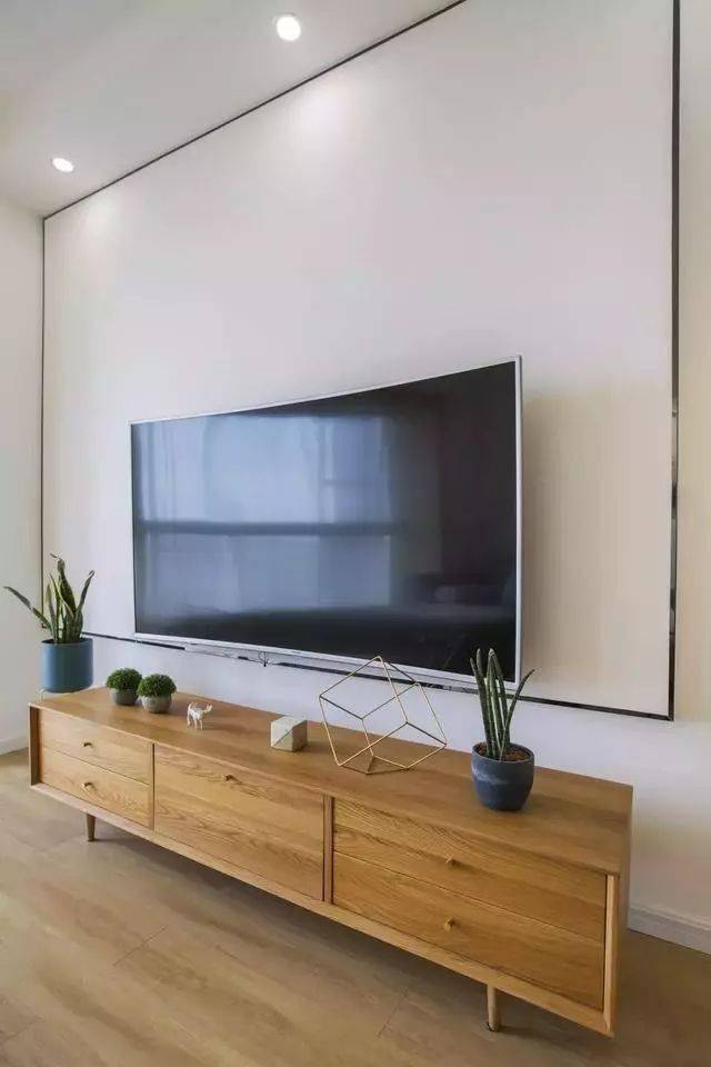 电视柜选用木质矮柜,舒适大方.
