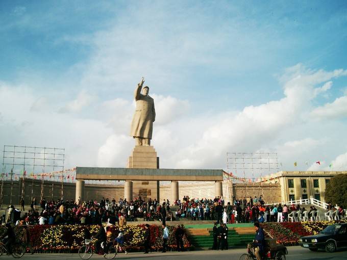 喀什人民广场 喀什市人民广场位于市中心,北沿人民东路,南邻人民公园