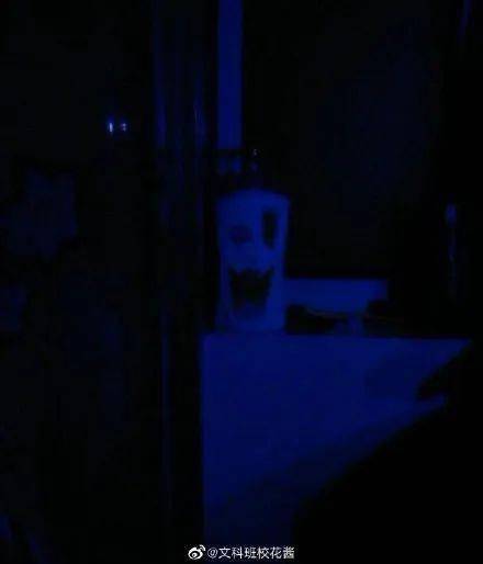 半夜上厕所被沐浴露吓到.可怕中带着一丝搞笑