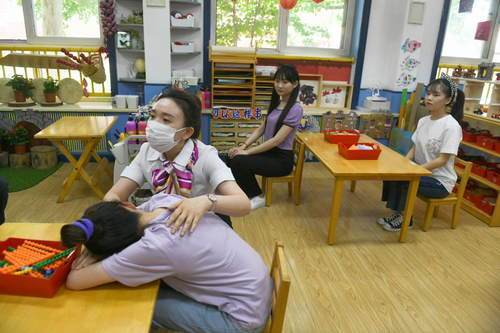 6月8日本市幼儿园陆续开园，小朋友在园时不戴口罩