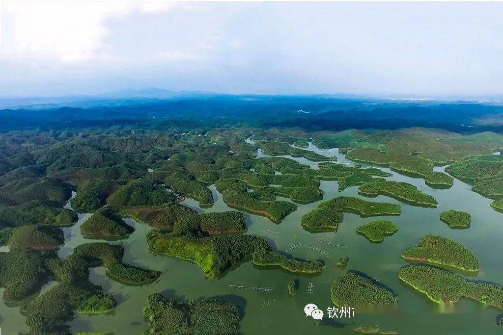 越州天湖景区位于浦北县城东南方,从县城南行5公里向东再行6.