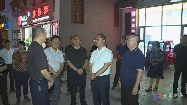 杨峰镇人口_杨峰演员(2)