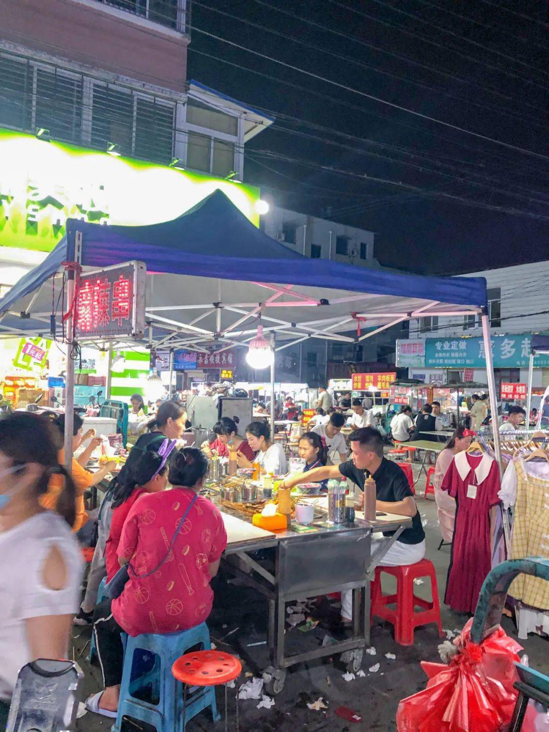 相比于商场内装修精美的美食店铺,夜市不那么精致的样子更能三杯啤酒