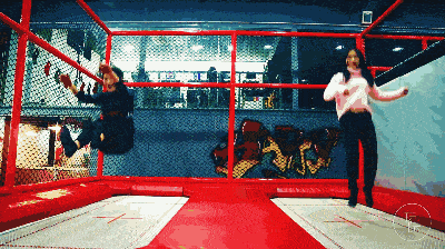 女研究生蹦床摔成瘫痪,监控曝光可怕一幕:这些潮流正在毁掉年轻人