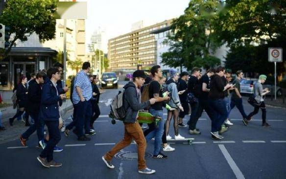 日本提交禁止行人走路时看手机议案:30岁男性最多