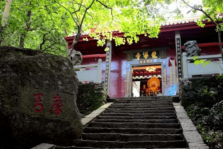 "秀盖南天" 在寺庙祈福  桂平西山有龙华寺,洗石庵, 观音岩 它们深受