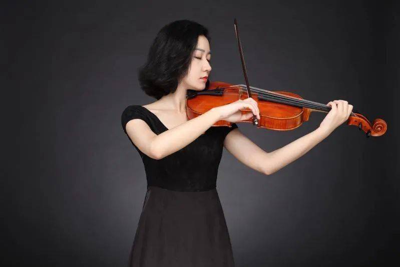 毕业于星海音乐学院管弦系小提琴专业,师从知名小提琴教育家韦玮教授
