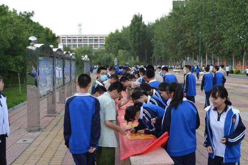 广饶一中三校区举行无烟日学生签字仪式