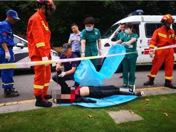 痛心！事发湖南，年轻女孩凌晨河边洗手，不慎