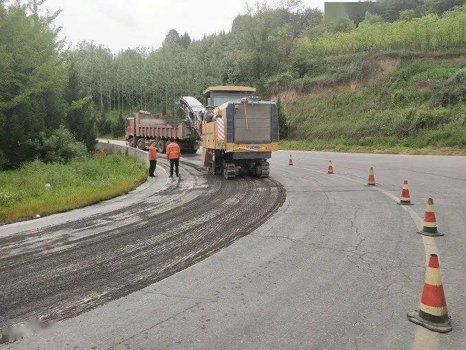 两当公路段实施同步碎石封层强化路面预防性养护