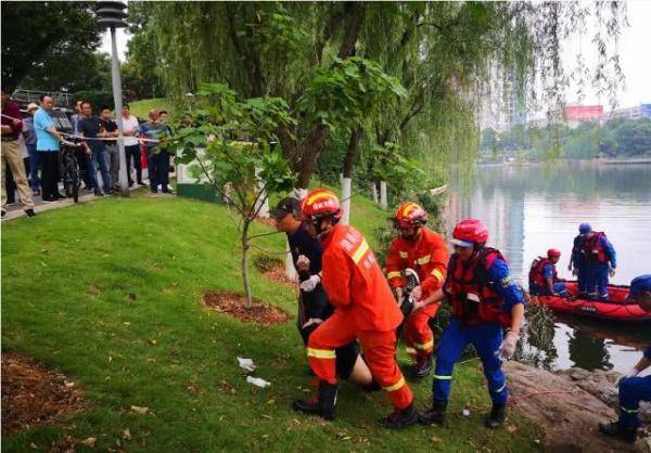 痛心！事发湖南，年轻女孩凌晨河边洗手，不慎