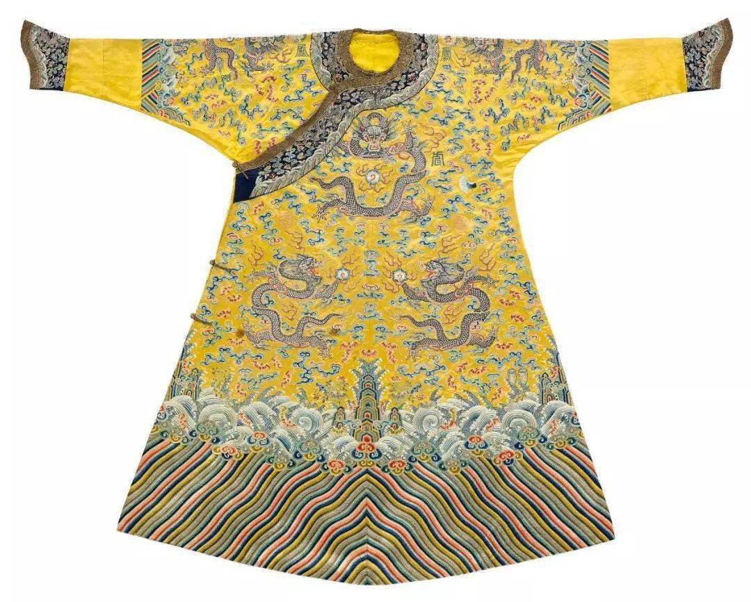 2016年香港苏富比秋季拍卖  清 乾隆十二章纹米珠龙袍 估价2000万