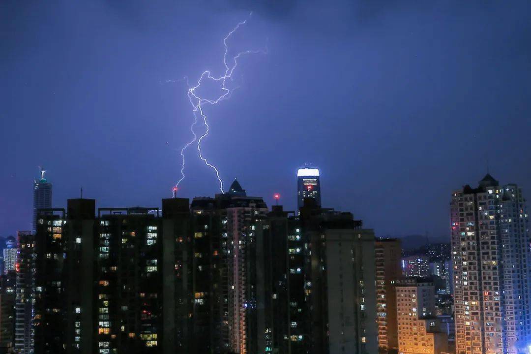闪电!暴雨!今夜集中发货!贵阳人惊呼"台风啊?