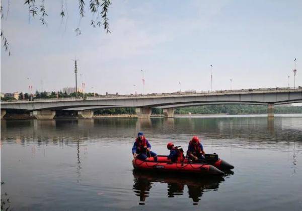 痛心！事发湖南，年轻女孩凌晨河边洗手，不慎