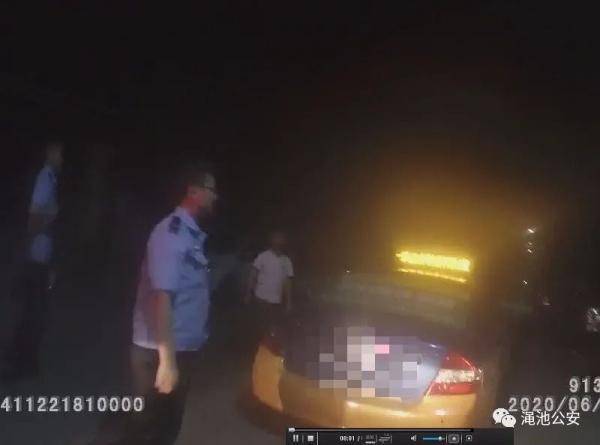 奇葩 | 渑池一男子趁出租车司机不备开着就跑…