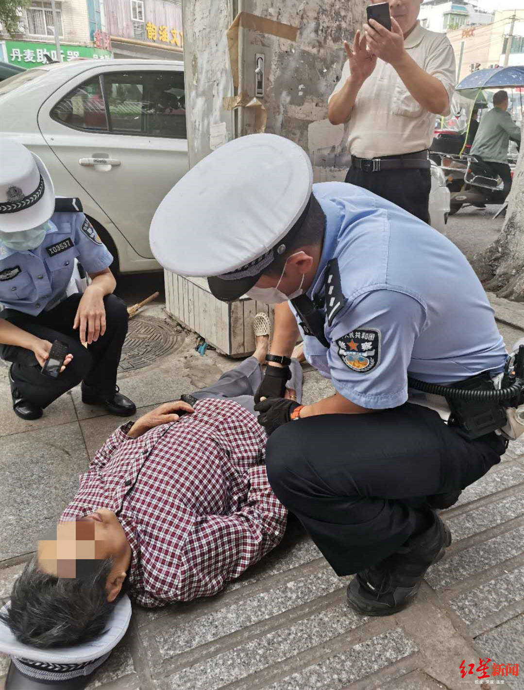 70岁老人早高峰晕倒路边 交警取下警帽垫高她头