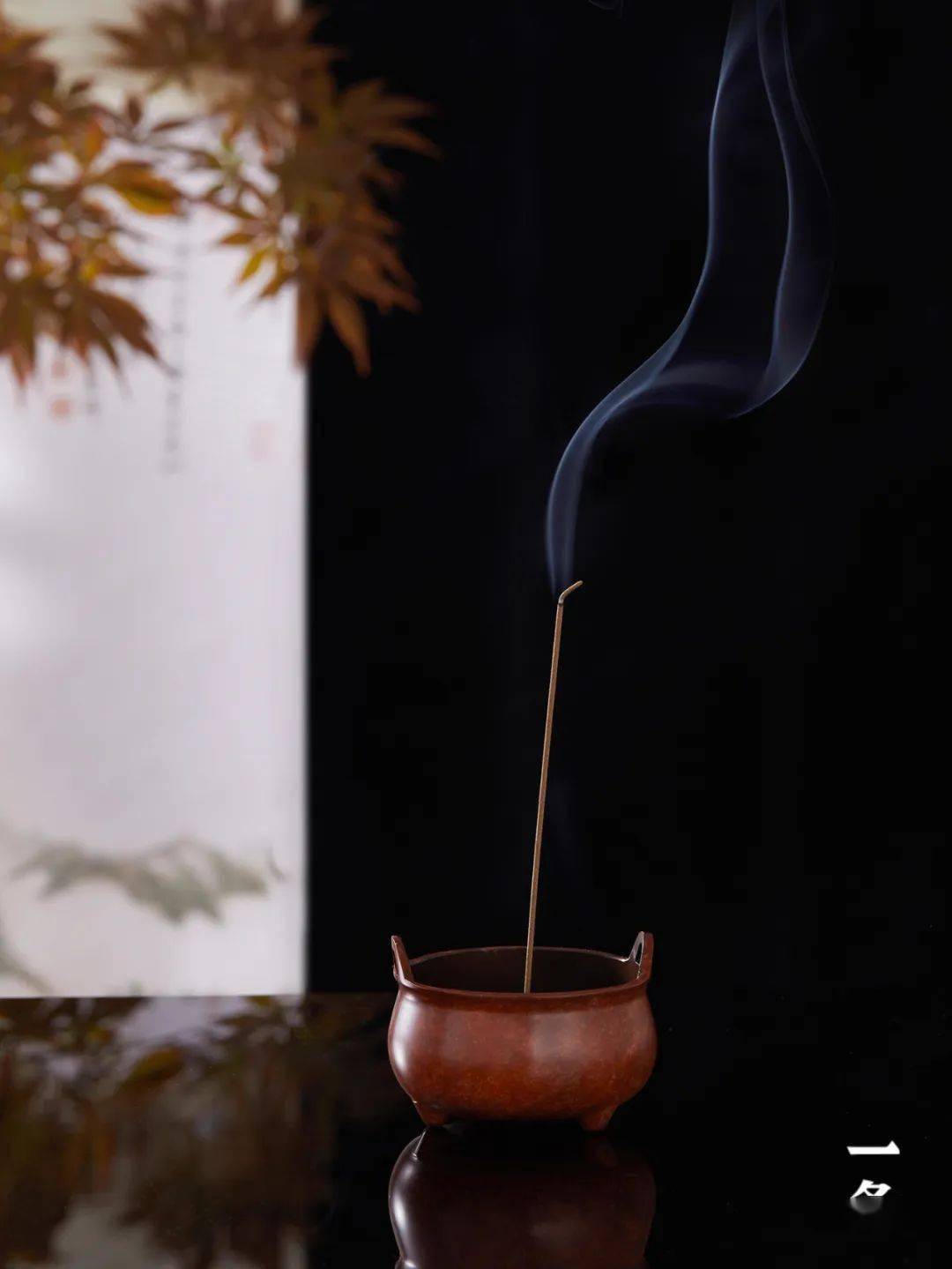 喝茶的时候,点上一根香,更是怡然自得.