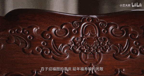 连环餐厅  穿过过道来到连环餐厅 餐厅里整齐摆放着3套红酸枝的餐桌椅