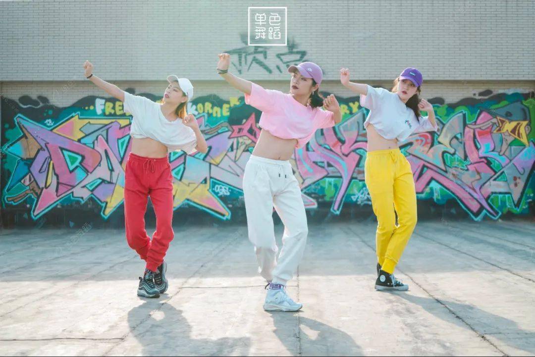 从小众到大众,无论是男生还是女生,都想跳一段街舞来表现自己——不被