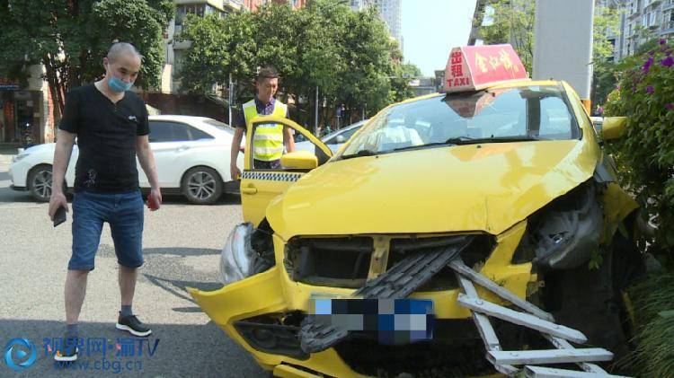 出租车径直撞上轨道柱 巨大撞击声把周边人都吓