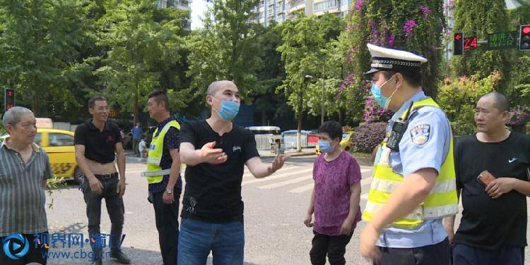 出租车径直撞上轨道柱 巨大撞击声把周边人都吓