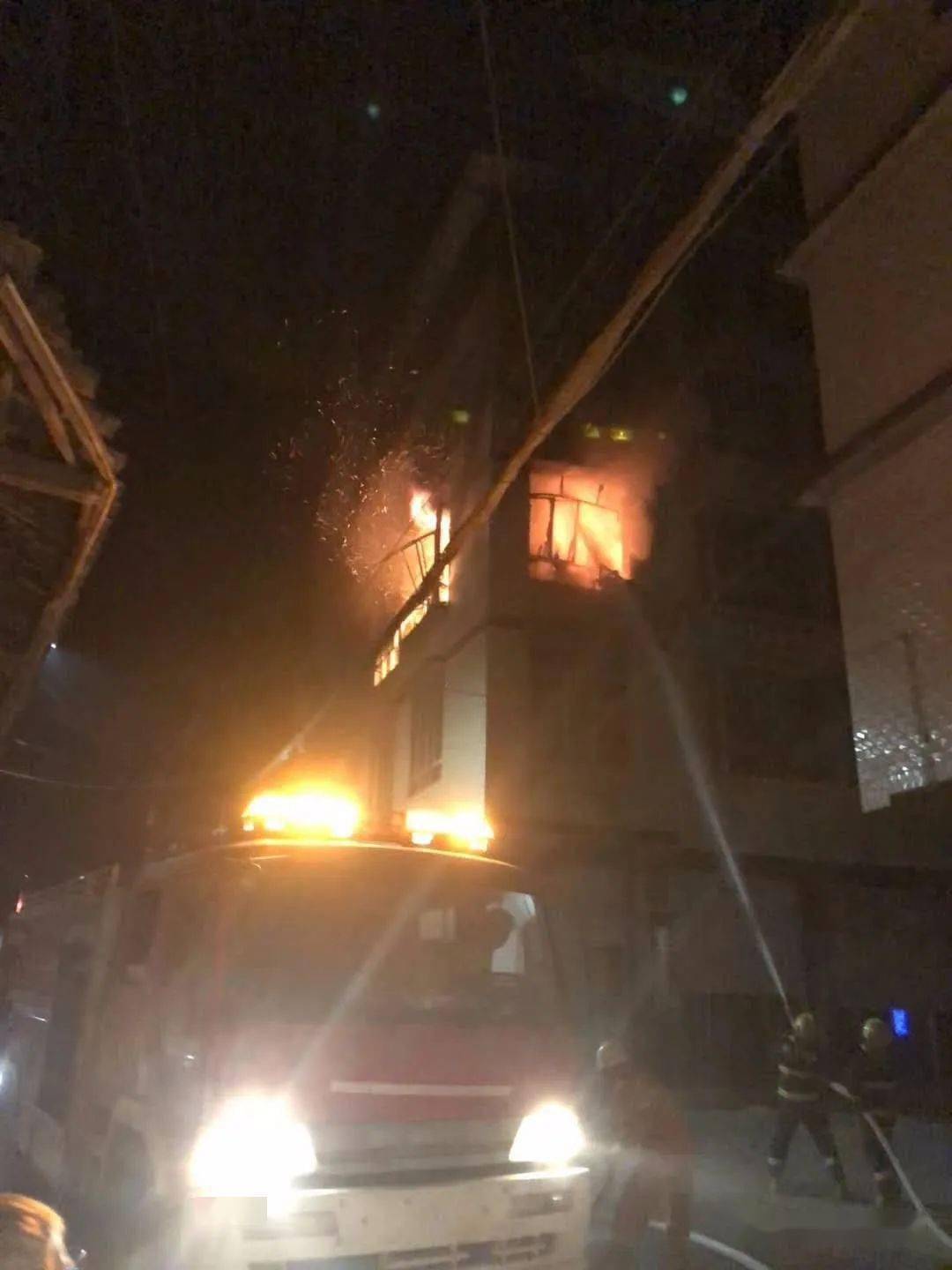 南部升钟镇一居民楼发生火灾,现场火势凶猛