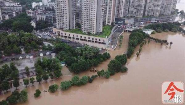 军民|“超警”洪峰过后，柳江河水位下降，军民挑灯奋战忙清淤