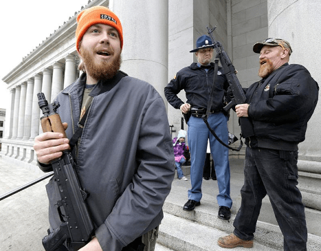 美国人为何不拿枪反抗?现场一幕令人恍然大悟,俄:欺骗了全世界