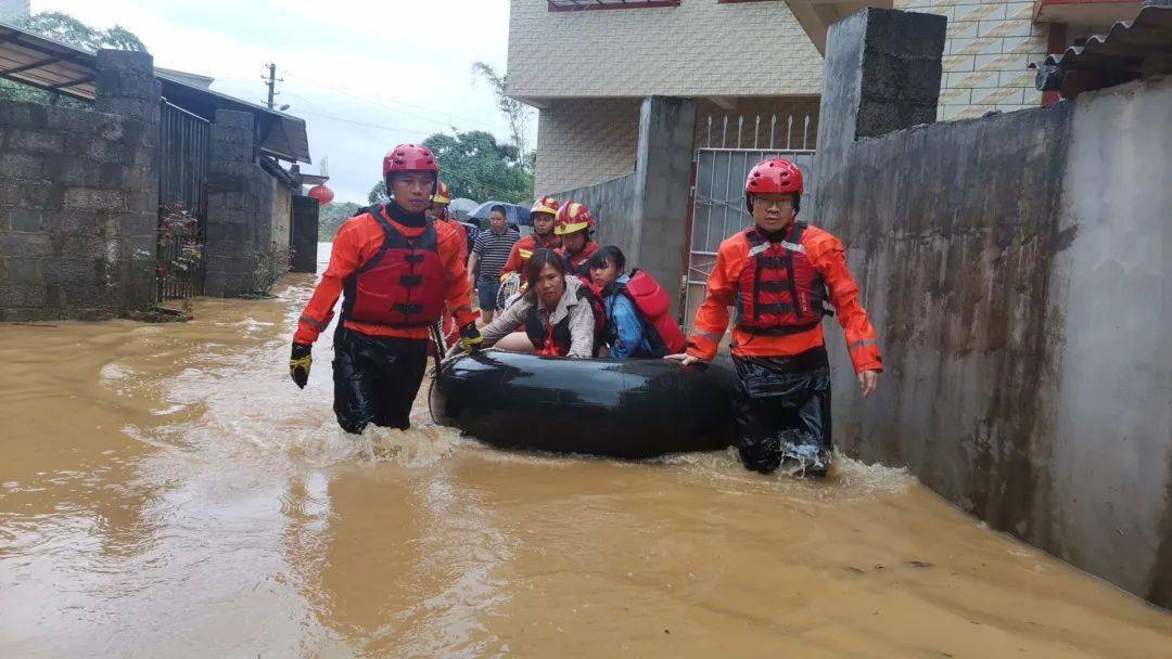 救援现场 |多地群众遭洪水围困 消防冲锋一线紧急救援