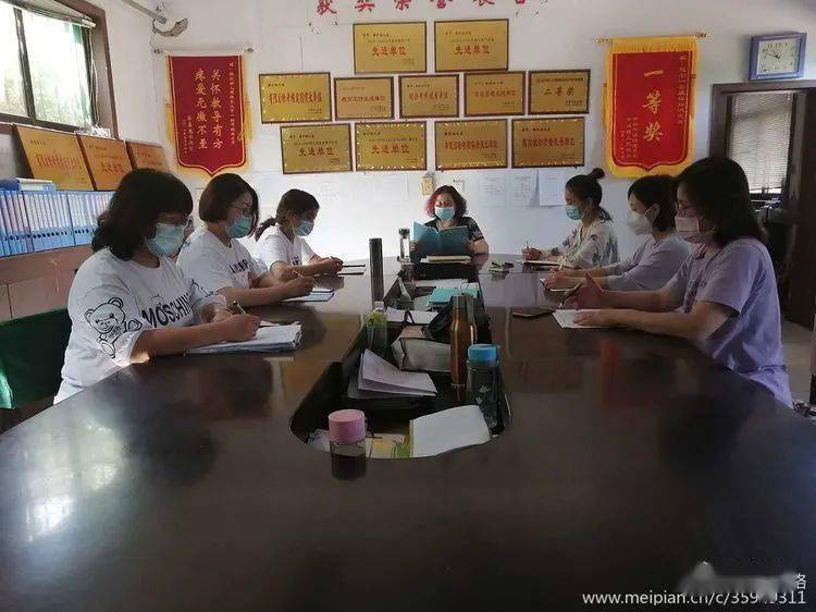 召开防溺水安全工作会议，详细讲解了防溺水安全工作的重要性。🍁🍁🍁 高园长和幼儿园老师们一起到幼儿园周