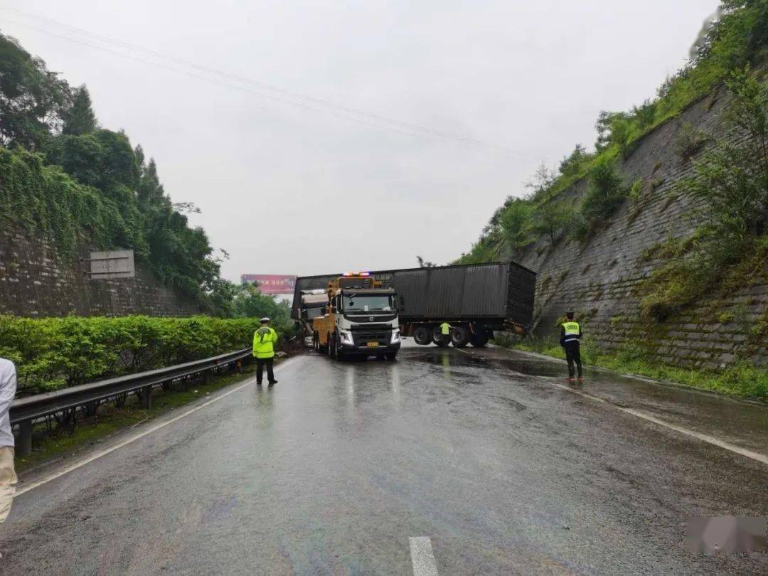 今早达州连发6起车祸车子遭撞烂完有人当场死亡