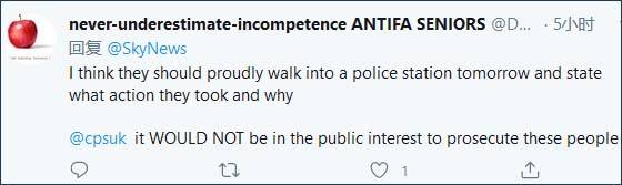 英国示威者推倒奴隶贩子雕像声援美国抗议示威活动