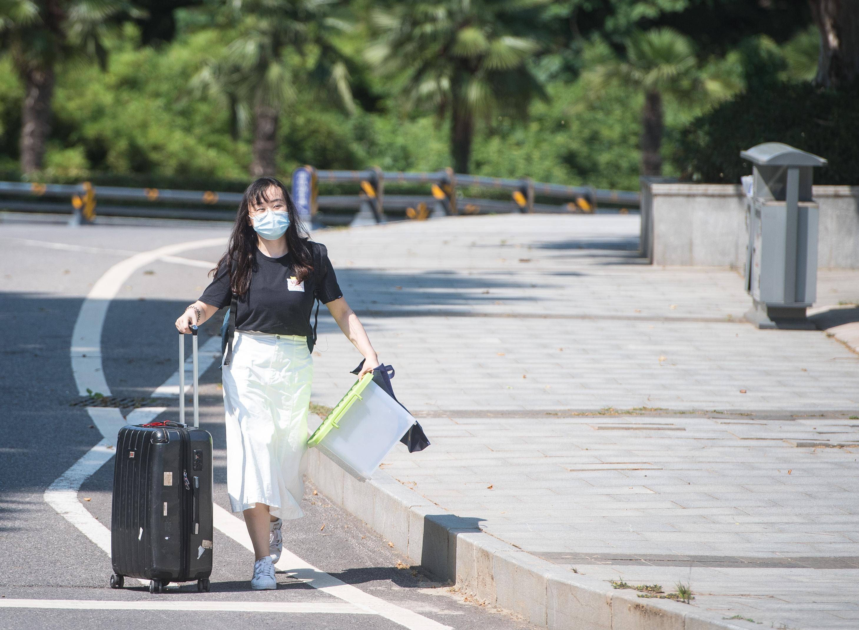 肖艺九|武汉高校迎来首批返校毕业生