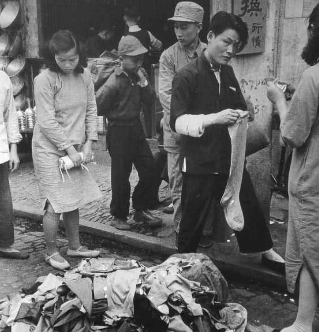 近日地摊火了让我们看看100年前中国人摆的各种地摊是什么样子