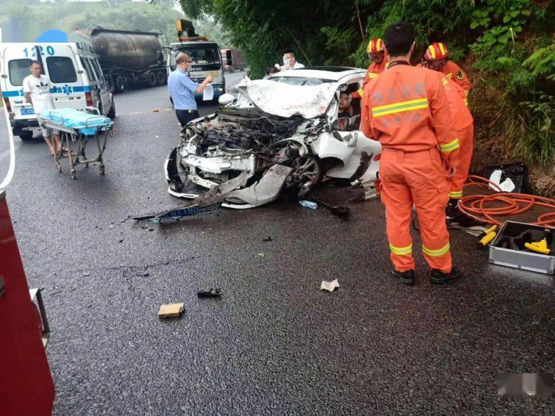 今早达城连发6起车祸,绵绵细雨中的达州笼上了阴霾.