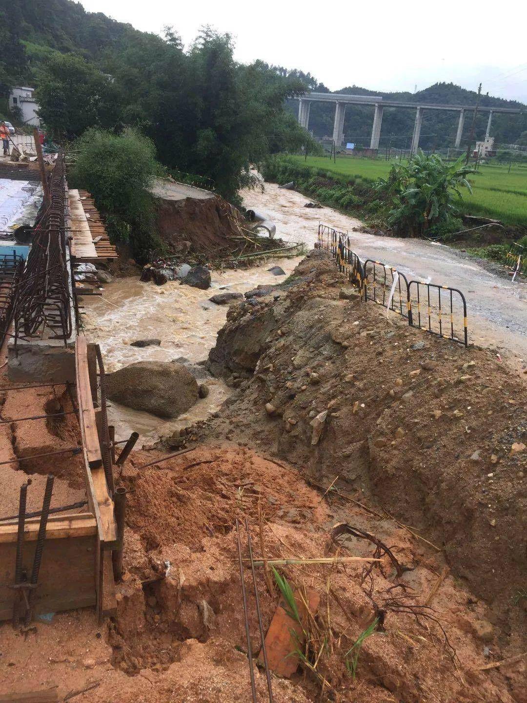 危险!龙川这个河流路段发生塌方