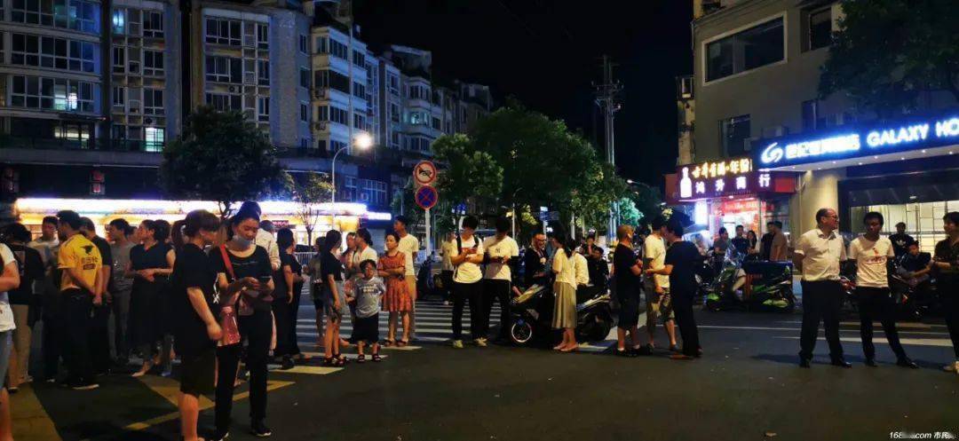 昨天屯溪安东路车祸,市民自发来事故现场吊唁小女孩!