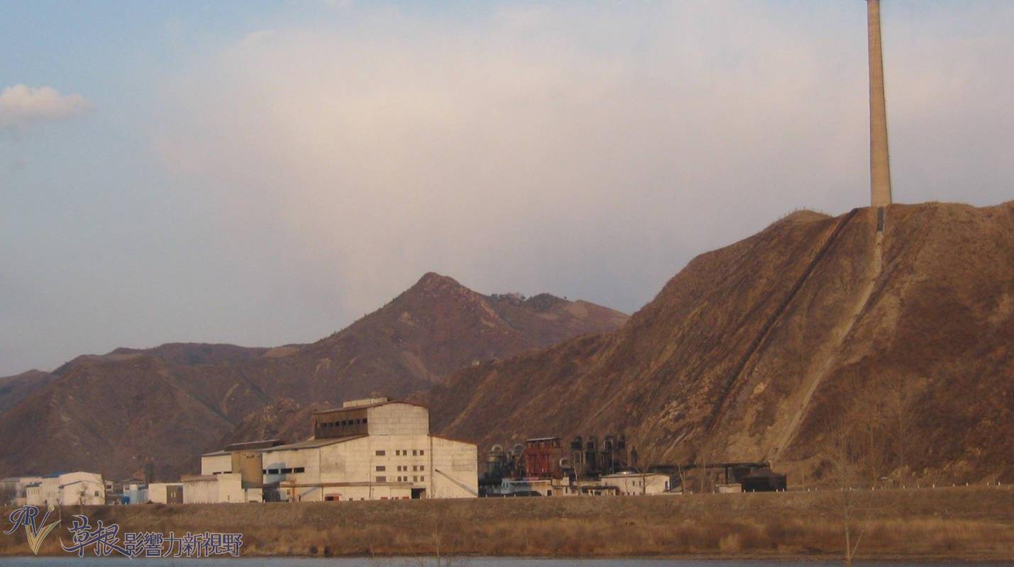 朝鲜的鸭绿江畔有一座大型的工厂,烟囱竟然位于山顶上