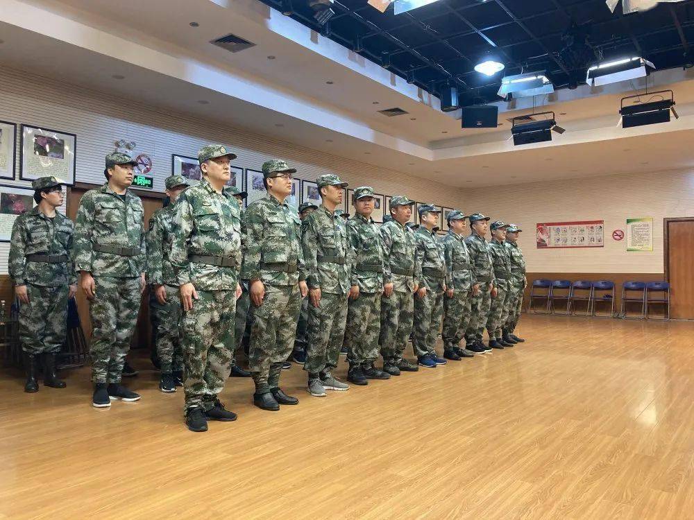 点验结束后,东平镇党委委员,武装部部长范志军组织带领30名基干民兵